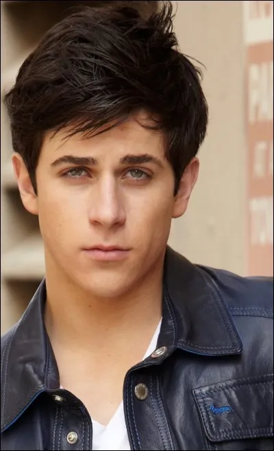 Comment s'appelle l'acteur qui joue le rôle de Justin Russo dans la fameuse série "Les Sorciers de Waverly Place" ?