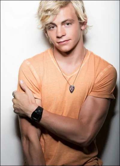 Comment s'appelle l'acteur qui joue le rôle d'Austin Moon dans la fameuse série "Austin et Ally" ?