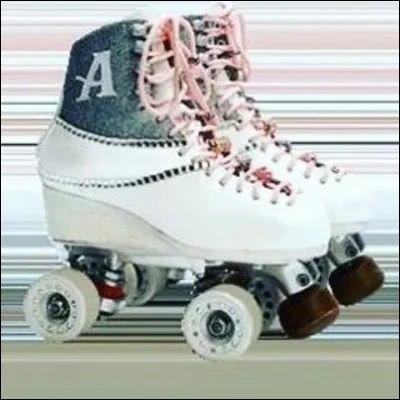 Qui est l'animatrice de la de la compétition de roller ?