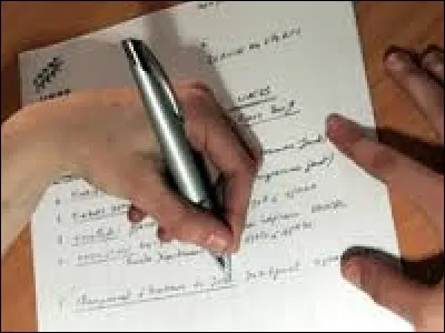 Une personne écrivant de la main droite est gauchère. Vrai ou faux ?