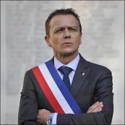 Il est devenu __ de la ville.