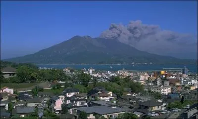 Comment se nomme le plus grand volcan de l'le de Kyushu ?