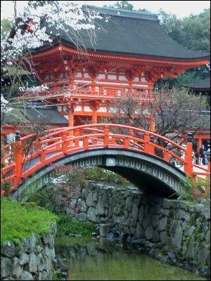 Dans quelle prfecture japonaise se trouve ce pont situ sur le lac Kamo ?