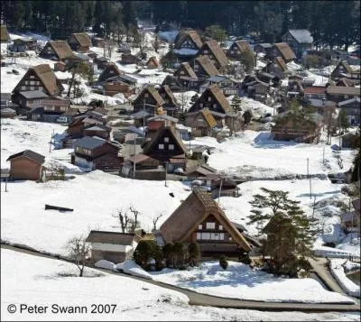 Comment se nomme ce village nich au milieu de la montagne aux maisons de style Gasshozukuri ?