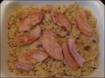 Quelle est cette pièce de porc, prélevée au niveau de la cage thoracique, souvent utilisée dans la choucroute ?