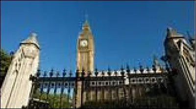 Big Ben est une horloge située à Londres et qui est reliée au :