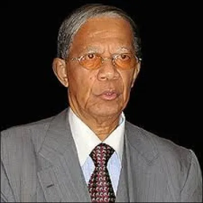 Finissons par un exemple moins connu. Après avoir dirigé Madagascar de 1975 à 1993, alors communiste, il fut démocratiquement élu président en 1997 avant de quitter le pouvoir en 2002. Qui est-ce ?