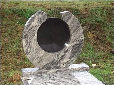 Le mot commence par "L'ami" :