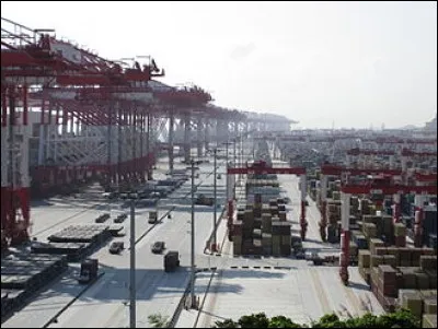 En 2016, dans quel pays se trouve le plus grand port &agrave; conteneurs du monde ?