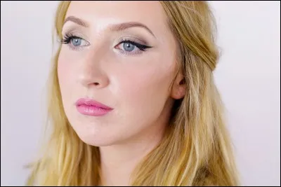 Sur quel réseau social Sharon Farrell exerce-t-elle son activité majeure ?