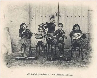 Là, Cabrel aurait vendu moins de disques ! Comment appelait-on encore ces orchestres ambulants, du temps de ma grand-mère ?