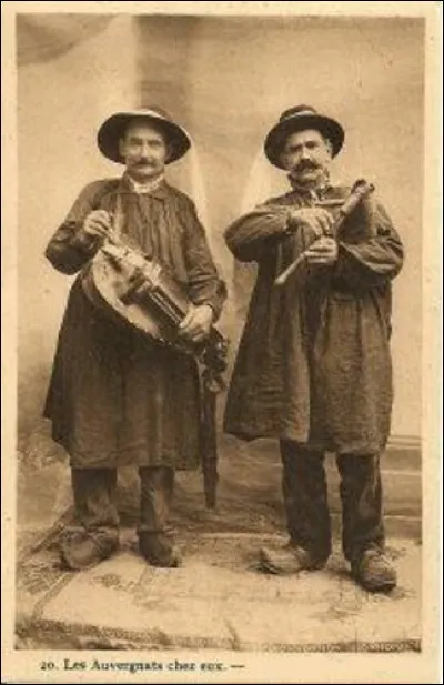 Pas sûr que D. Guetta aurait fait carrière, avec ces instruments-là ! Nous sommes en Auvergne, vers 1900. À gauche, le vielleur et à droite ... (Complétez !)