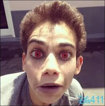 Dans la série "Jessie" dans l'épisode d'Halloween, Luc est hypnotisé et devient le maître du...