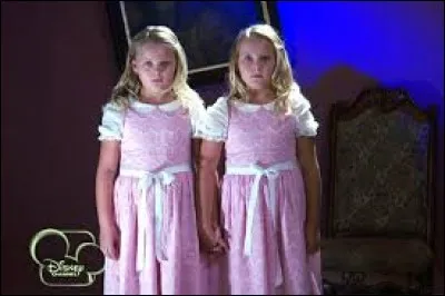 Dans un autre épisode d'Halloween Jessie autorise les enfants à aller faire le tour de l'immeuble, mais ils rencontrent des jeunes filles qui sont...