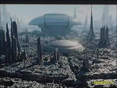 Quel est ce btiment imposant qui est derrire le petit au milieu ?