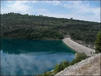 E - Dans quel département le lac d'Esparron est-il situé ?