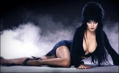 Cette sympathique personne est dans le film Elvira,...