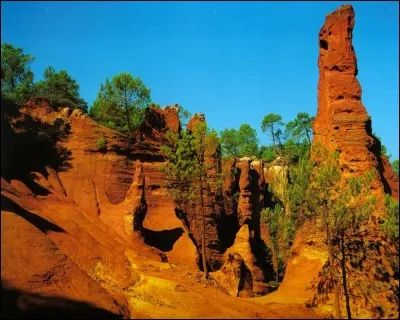 Anciennes exploitations d'ocre. Dans quel département de Provence visite-t-on le "Colorado de Rustrel" ?