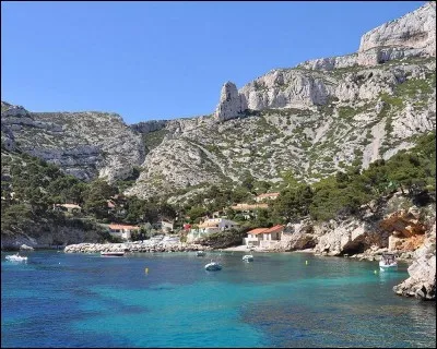 De nombreux cabanons, un petit port, une plage et des restaurants de poissons : c'est pour les marseillais, "LA" calanque...