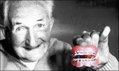 Le soir, après le repas, une fois son dentier enlever, il y a une bonne ambiance quand pépé fait des mimes.