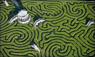 Entre Tours et Angers, il existe une activitée passionnante qui attire du monde chaque été : labirynthe dans l'Anjou.