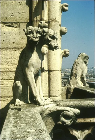 Cette créature est le chien à trois têtes qui garde l'entrée des Enfers.