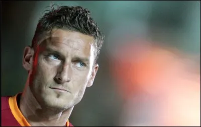 Dans quelle équipe Francesco Totti a-t-il joué tout le long de sa carrière ?