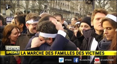 Durant la marche en mémoire de la tuerie des membres de Charlie-Hebdo, les rescapés s'écroulent de rire, pourquoi ?