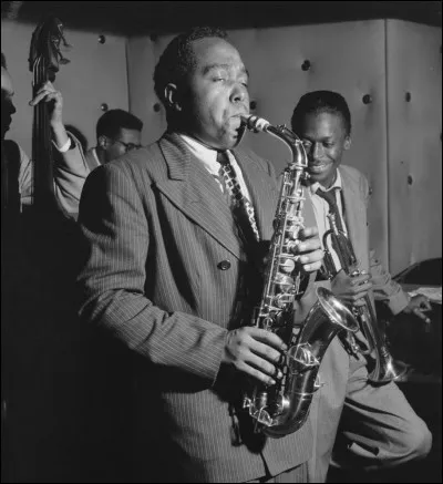 Quel trompettiste Miles Davis a-t-il remplacé dans le groupe de Charlie Parker en 1945 ?