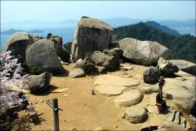 Dans quelle ville se situe le mont Mi ?