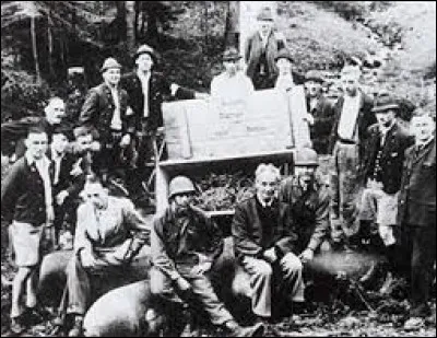 C'est l'adaptation cinématographique du livre "Monuments Men" de Robert M. Edsel publié en 2009.