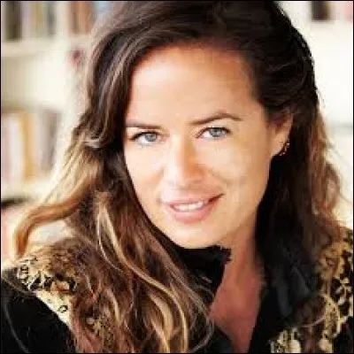 Mannequin britannique, fille du leader d'un groupe dont l'emblème est une langue rouge qui sort d'une bouche aux lèvres rouges