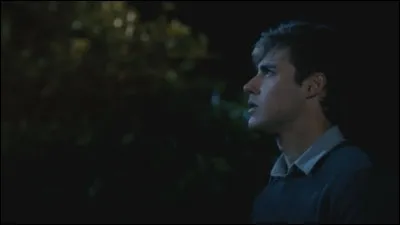 Quelle est la réaction de León quand il voit que Saúl veut embrasser Tini ?