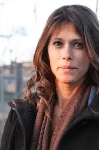 Comment s'appelle l'actrice qui ressemble à Ilona ?