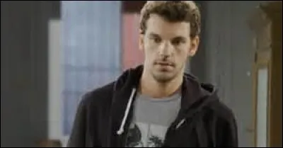 Comment se prénomme le nouveau colocataire des filles et de Nathan ?