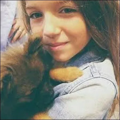 De quelles couleurs sont ses cheveux et ses yeux ?