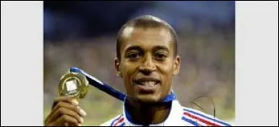 Trouvez les initiales de cette personne et ensuite ce qu'elles peuvent désigner.