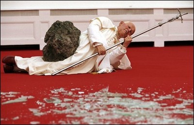 En 1999, Maurizio Catellan provoque l'ire de milliers de chrétiens avec "La nona ora". Quel pontife y est représenté grandeur nature ?