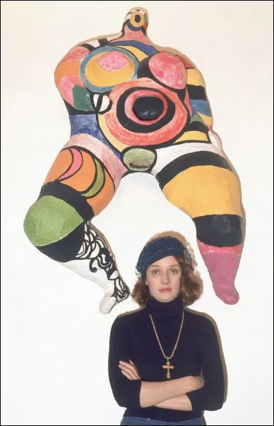 Nikkie de Saint-Phalle pose avec une de ses créatures à scandale. Comment s'intitule l'uvre ?