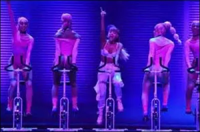 Qui chante "Side to Side" ?