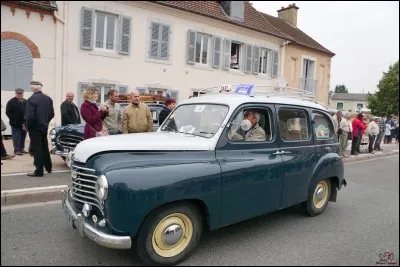 Mouche noire, présente sur les fleurs, dont les larves parasitent certaines chenilles !
