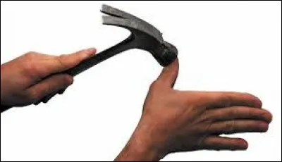Il a reçu un ____ de marteau sur le doigt.