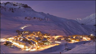 Quelle est cette station de sports d'hiver située en Haute-Tarentaise, dans le Massif de la Vanoise, à 1 850 m d'altitude, et qui organise chaque année "le Critérium de la première neige" ?