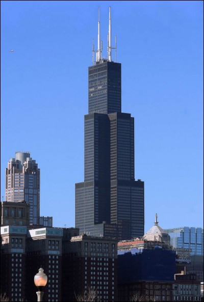 C'est la plus grande tour de Chicago. Elle était la plus grande tour du monde de . Quelle est cette tour ?