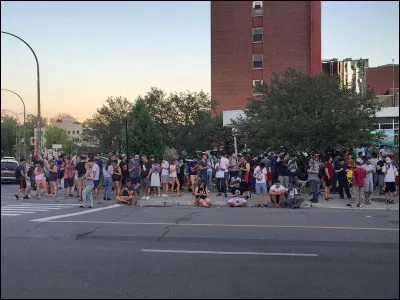 Où est cette place populaire pour chasser les Pokémon ?