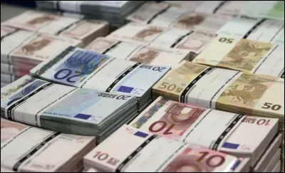 Steve a 500 euros dans son porte-monnaie. Il achète un ordinateur à 320 euros. Combien d'argent lui reste-t-il ?