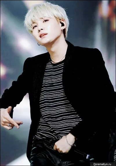 À ses débuts, il était un rappeur underground avec :