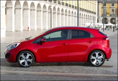 Quel constructeur automobile propose un modèle baptisé "Rio" ?
