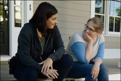 Dans les comics, qui se prend une flèche dans l'il à la place de Denise ?