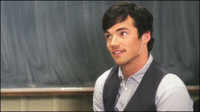 Il est professeur de :